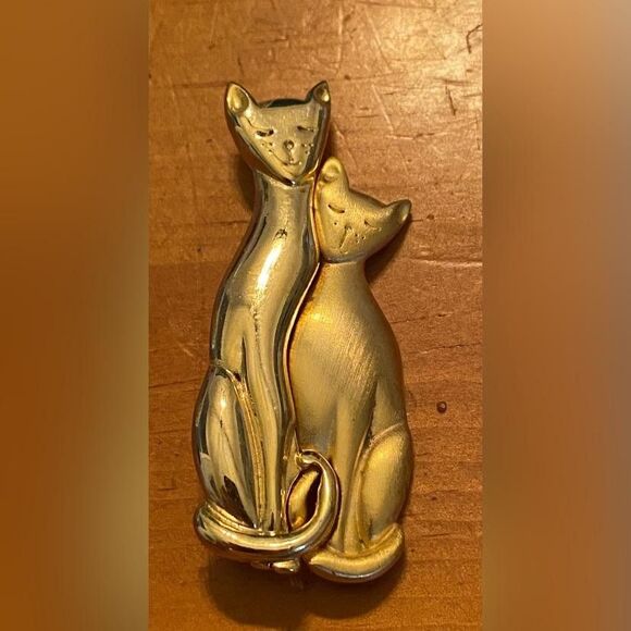 Source Unknown Jewelry - Gold Tone Two Cat Brooch Pin Sleek Modern Feline Couple Lover 2.5”